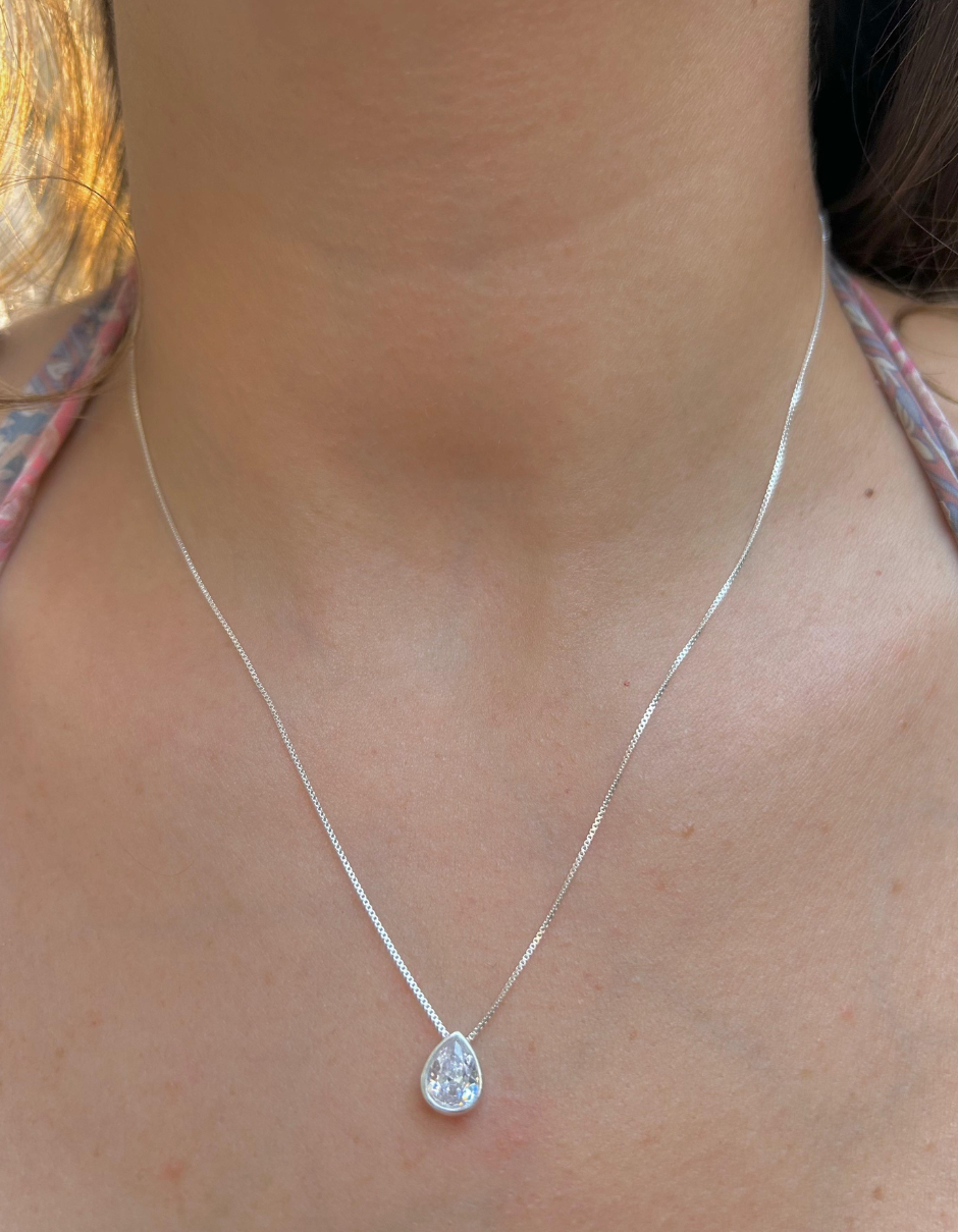 Collar de plata 925 con colgante de punto de luz en forma de gota de 8 mm, tamaño 45 cm, diseño minimalista y elegante.